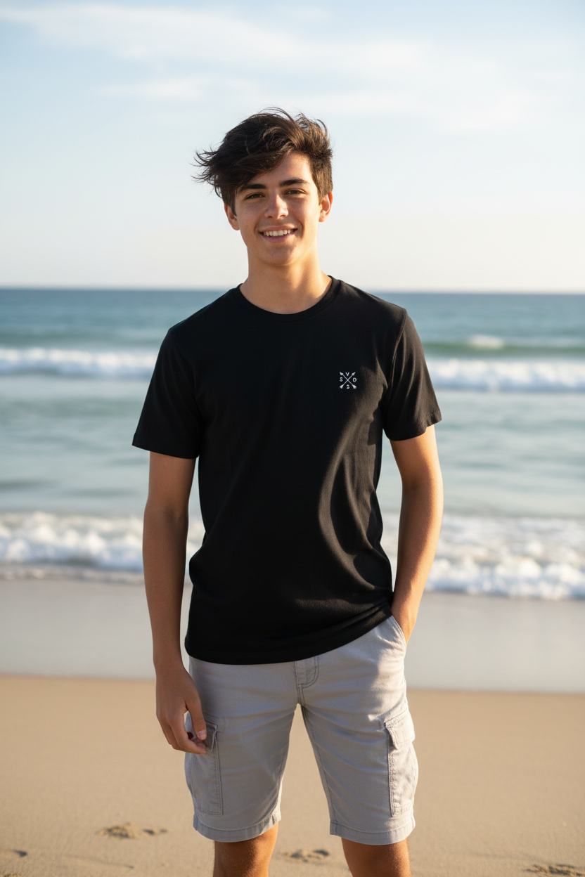Adolescente con camiseta negra SVD en la playa