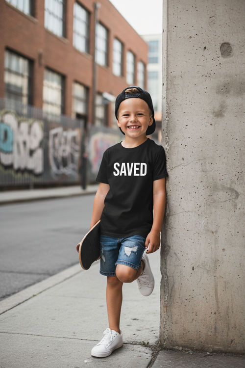 Niño con camiseta SAVED negra vertical